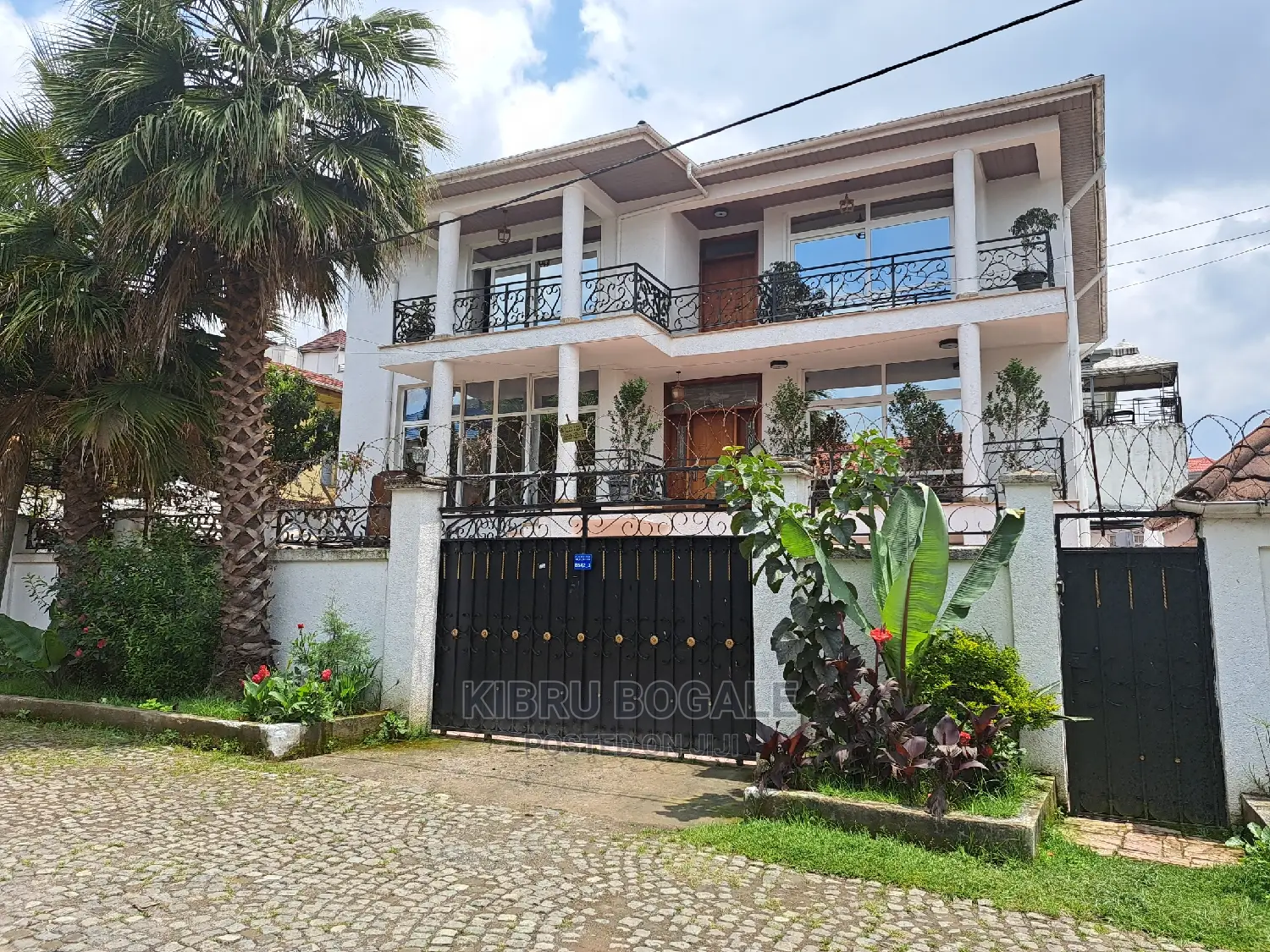 8bdrm House in Ayat, Bole for sale