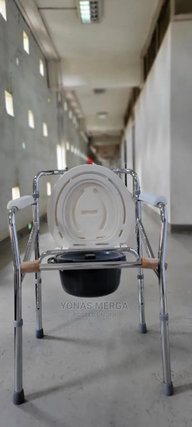 Commode Chair For
Bath Tub Stool,Folding Mobile Toilet