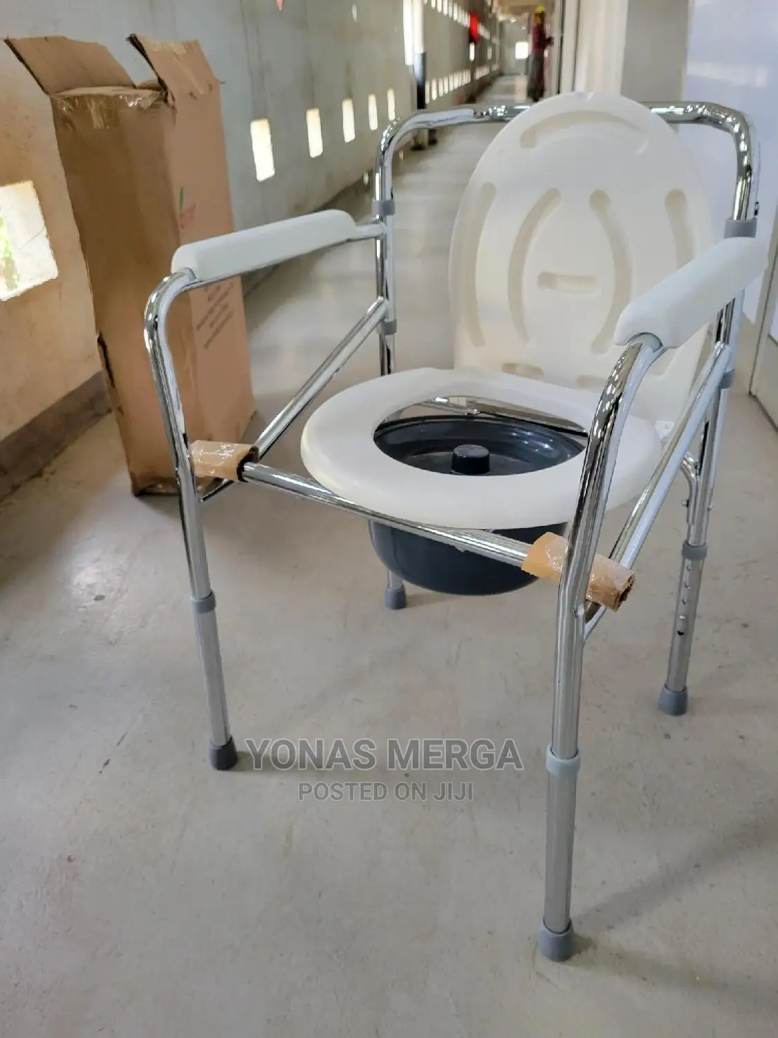 Commode Chair For
Bath Tub Stool,Folding Mobile Toilet