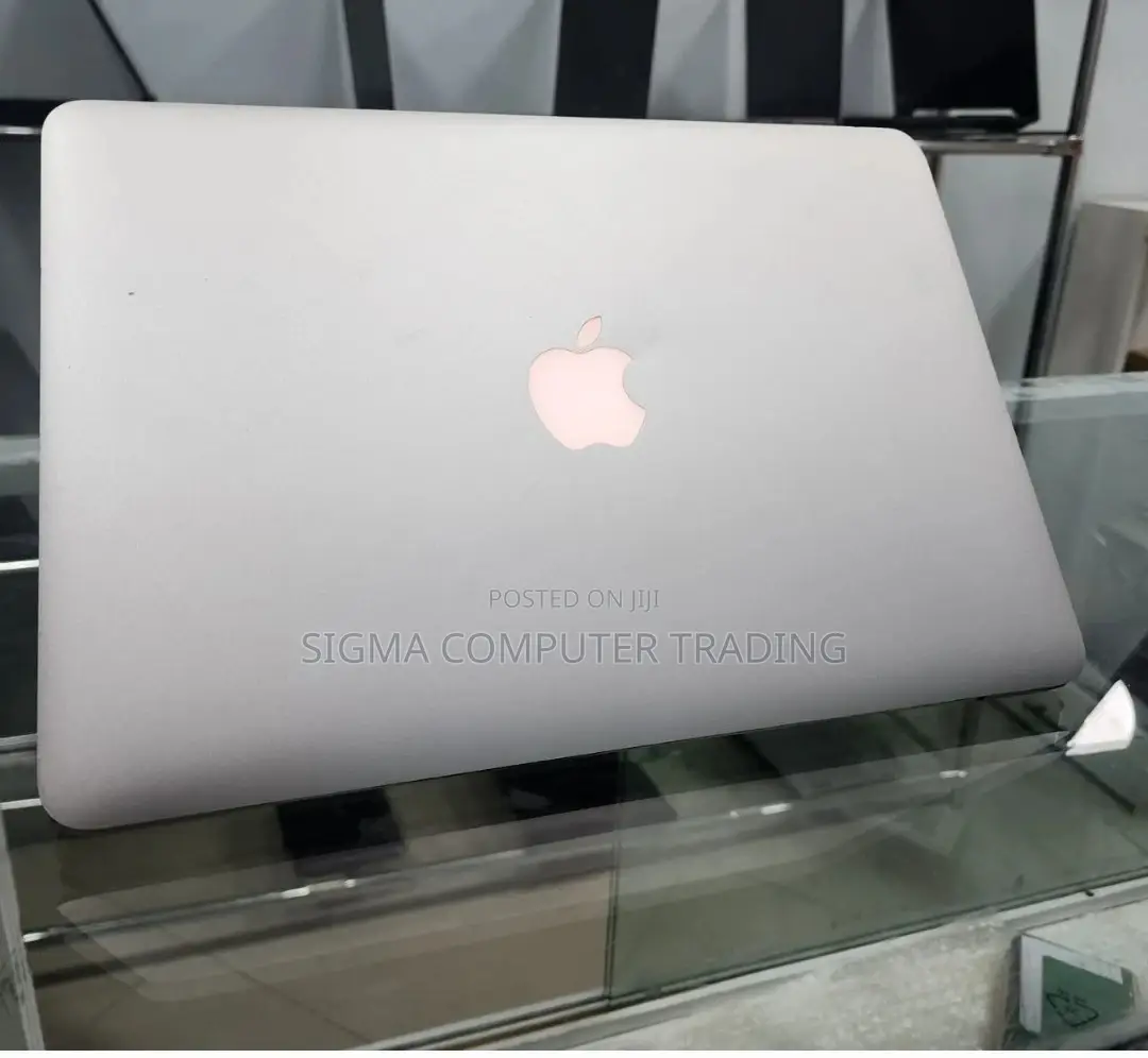 New Laptop Apple MacBook 2015 8GB Intel Core I5 SSD 256GB