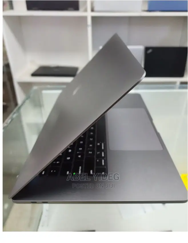 New Laptop Apple MacBook Pro 2017 16GB Intel Core I7 SSD 512GB