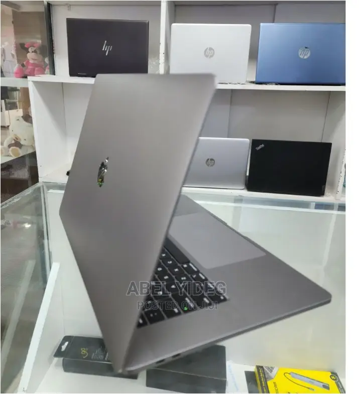 New Laptop Apple MacBook Pro 2017 16GB Intel Core I7 SSD 512GB