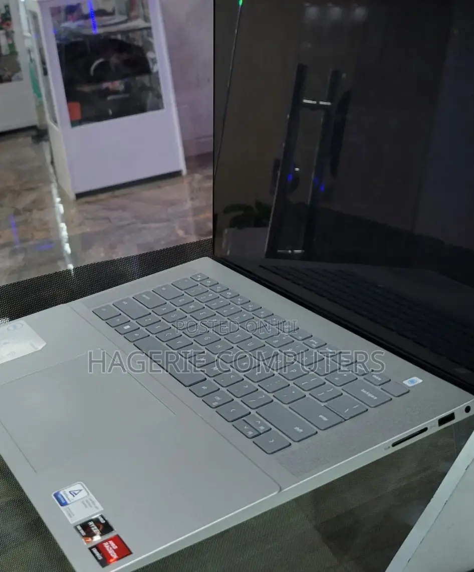 New Laptop Dell Inspiron 17 1750 16GB AMD Ryzen 7 SSD 1T