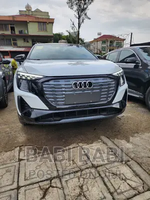 Photo - New Audi Q5 2022 White