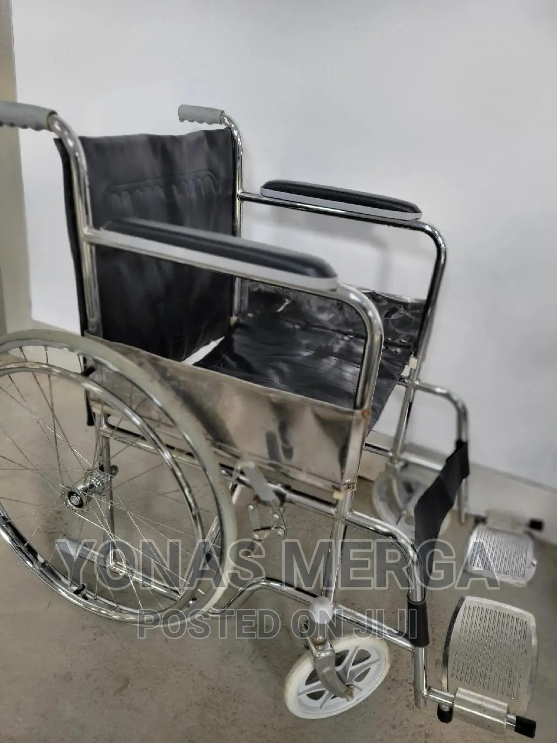Used Wheelchair Offering Wide Range of Chrome Manual Folding