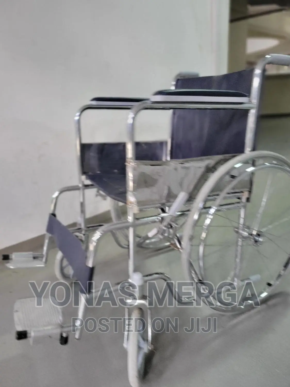 Used Wheelchair Offering Wide Range of Chrome Manual Folding