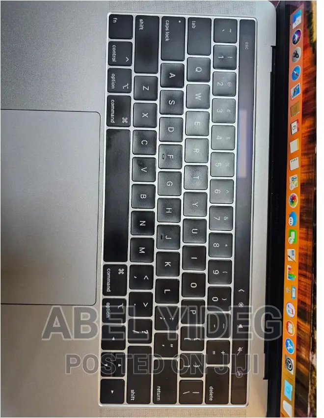 New Laptop Apple MacBook Pro 2018 8GB Intel Core I7 SSD 512GB