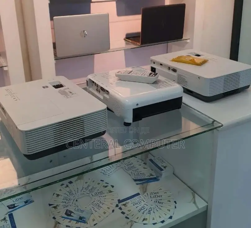 Slightly Used Sony Projector VPL-Dx220 Model