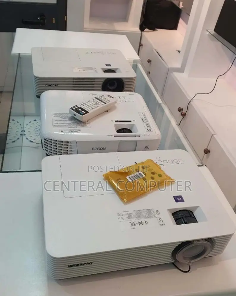 Slightly Used Sony Projector VPL-Dx220 Model