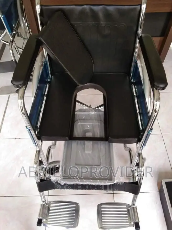 Commode Wheelchair Full Opt የራሱ ፖፖ ያለው አልሙኒየም ዌልቸር