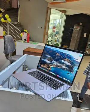 Photo - New Laptop Apple MacBook Pro 2017 16GB Intel Core I7 SSD 512GB