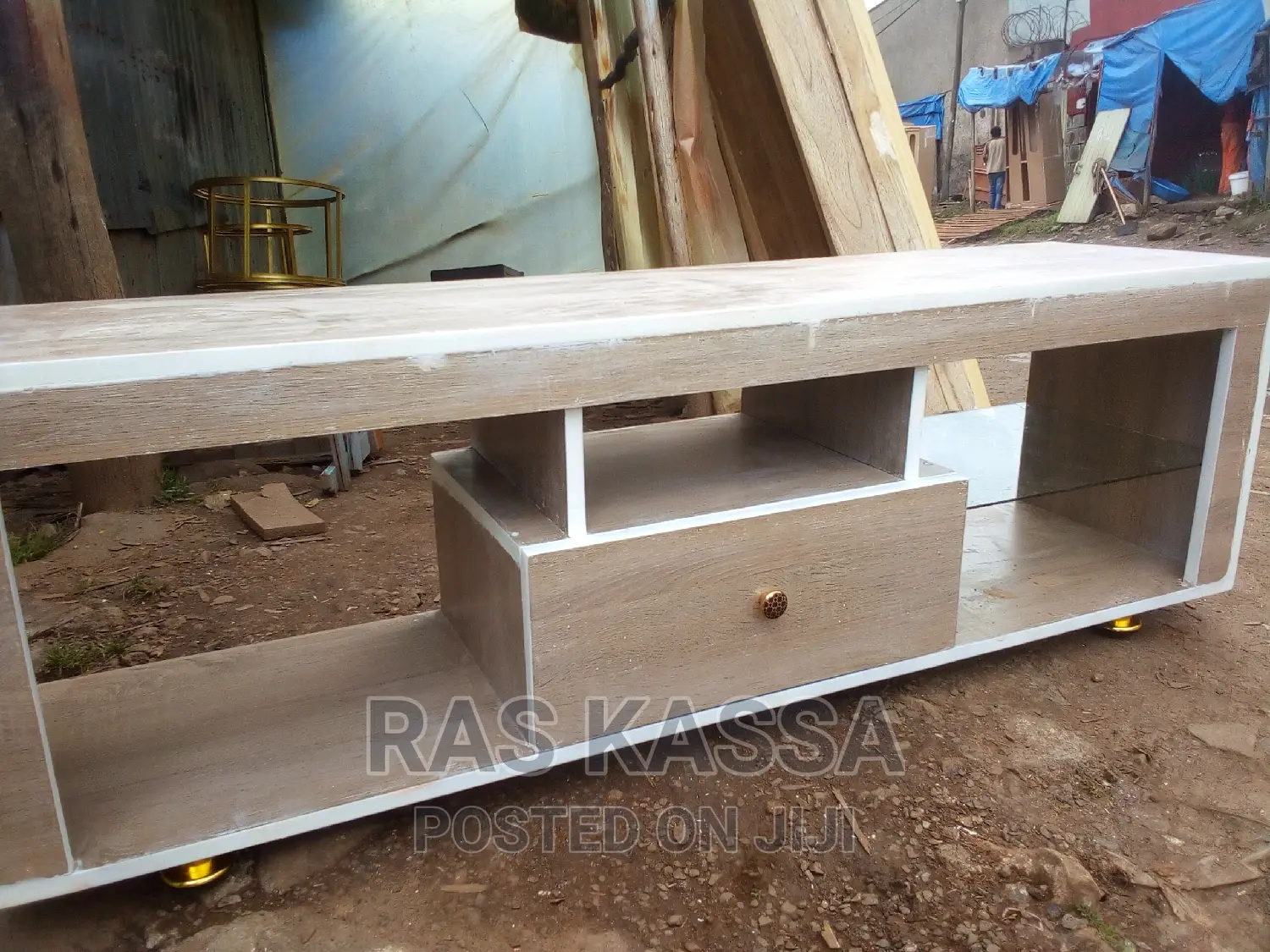 1,50 ቲቪ እስታንድ