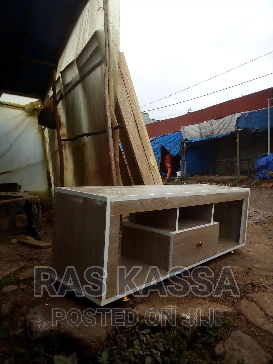 1,50 ቲቪ እስታንድ