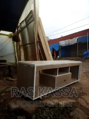 1,50 ቲቪ እስታንድ