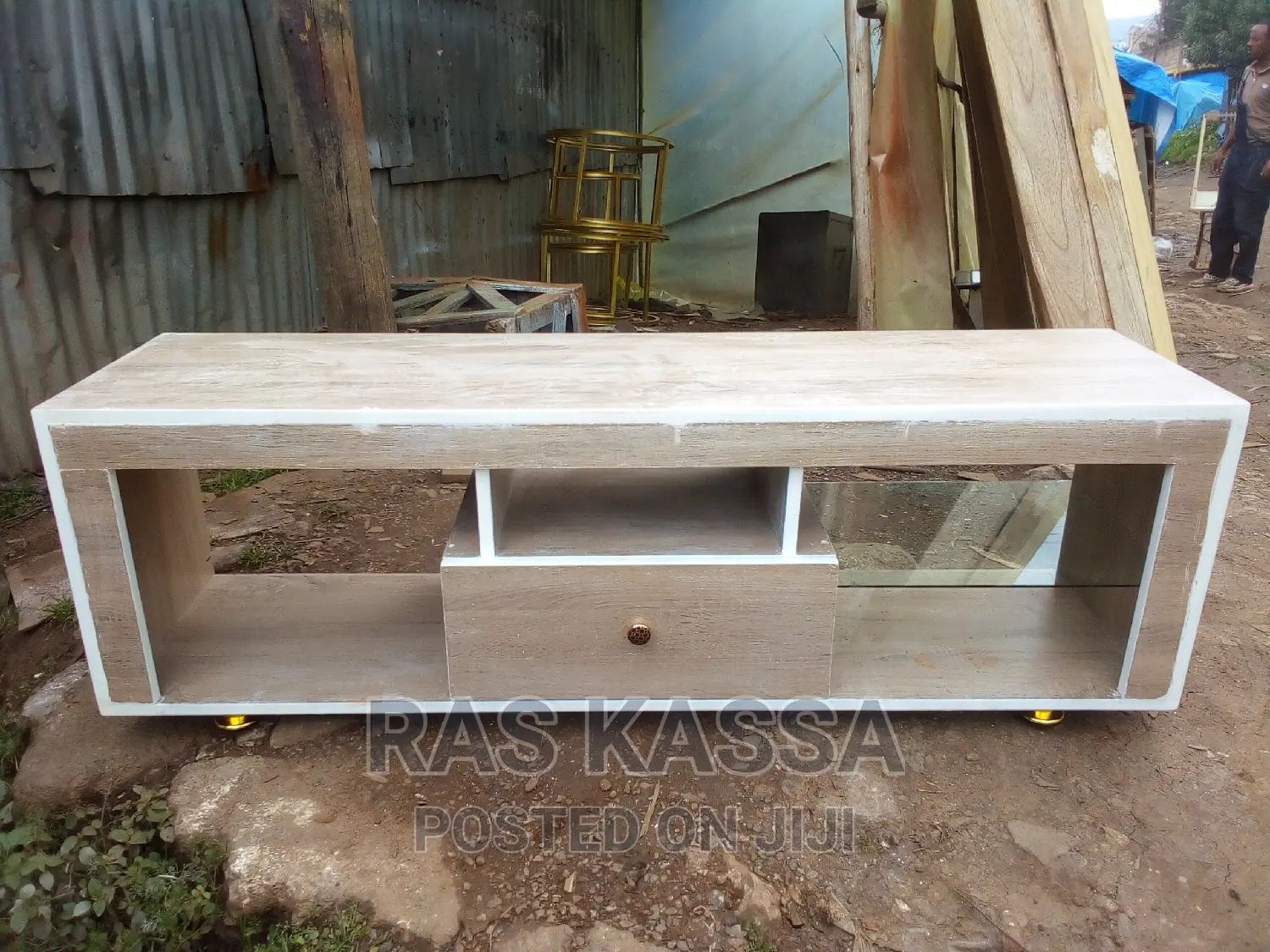 1,50 ቲቪ እስታንድ