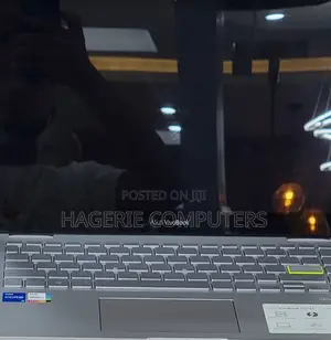 New Laptop Asus VivoBook W202 8GB Intel Core I5 SSD 512GB