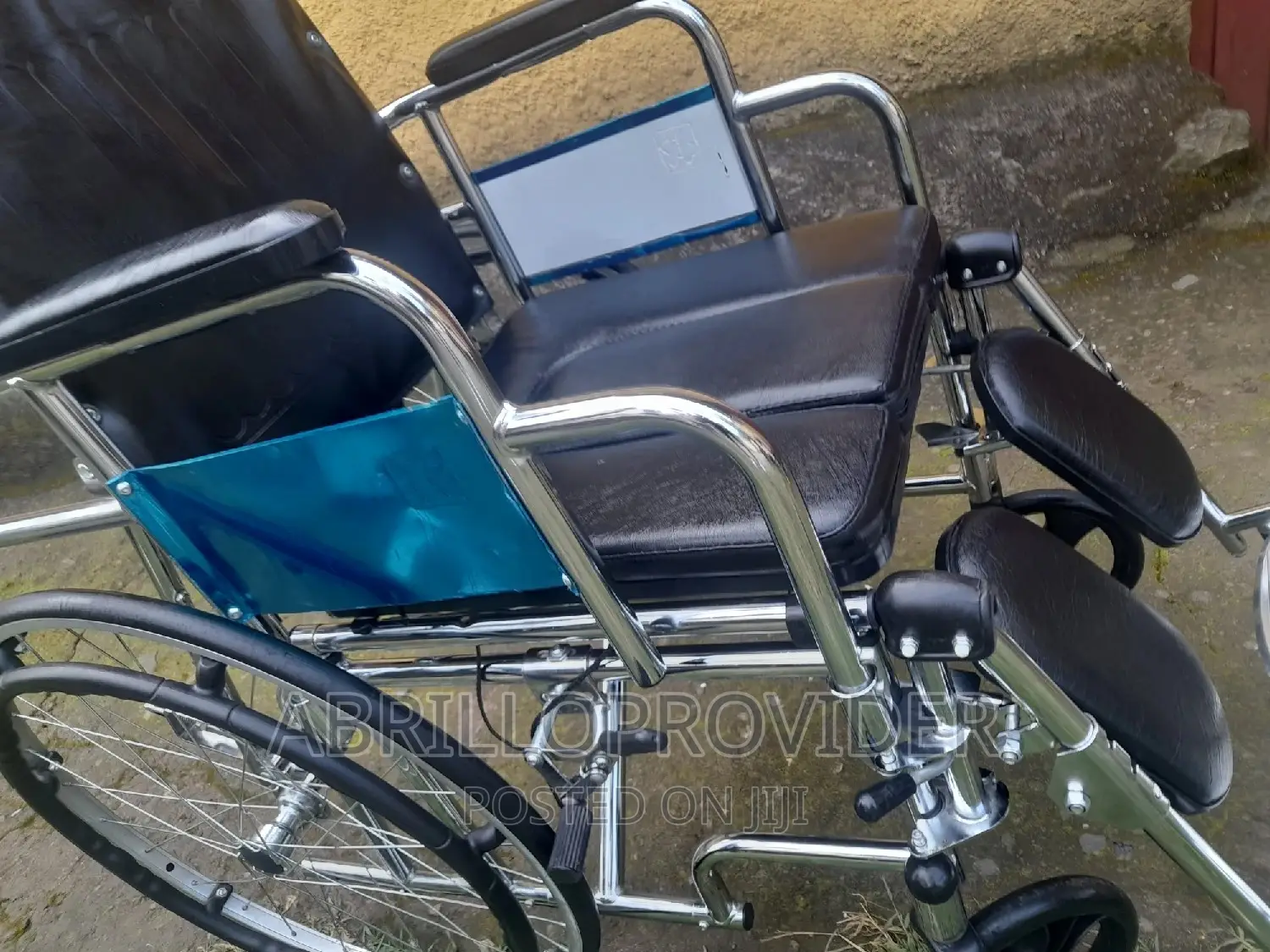 በመጠኑ ያገለገሉ ዌልቸሮች ወጀኋላ መተኛት የሚችሉ እና ፖፖ ያላቸው