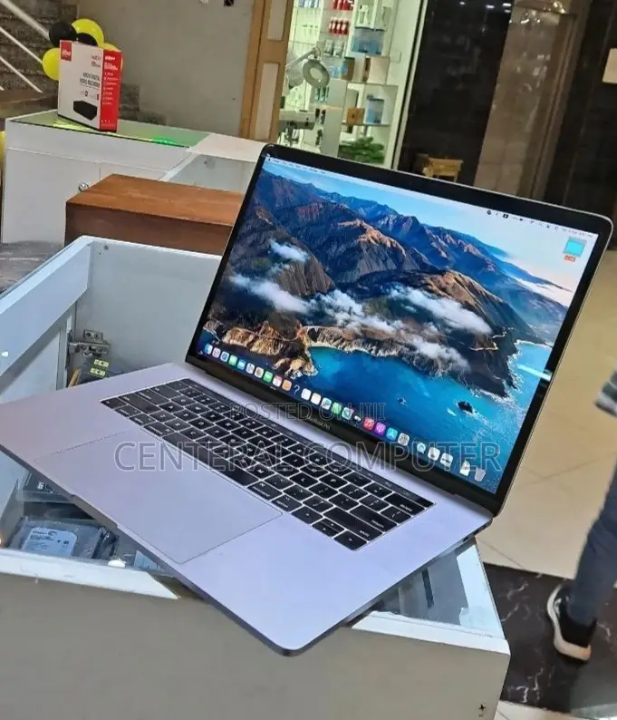 New Laptop Apple MacBook Pro 2017 16GB Intel Core I7 SSD 512GB
