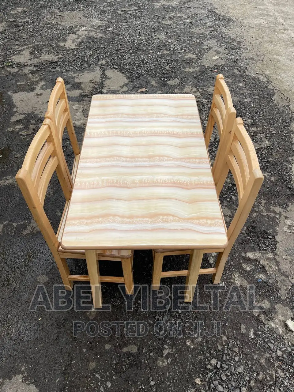 ውብ እና ማራኪ የሆኑ ብዙ ቦታ የማይዙ ባለ 4 የምግብ ወንበር ጠረጴዛ እንሆ ለናተ !