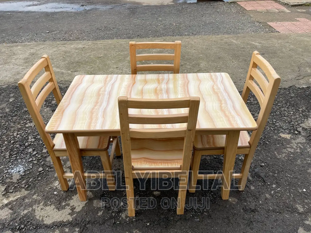 ውብ እና ማራኪ የሆኑ ብዙ ቦታ የማይዙ ባለ 4 የምግብ ወንበር ጠረጴዛ እንሆ ለናተ !