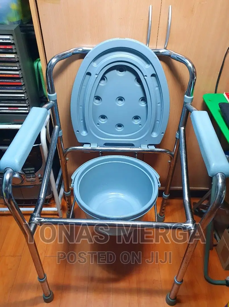 Commode Durable Plastic Material Like Rubbermaid.