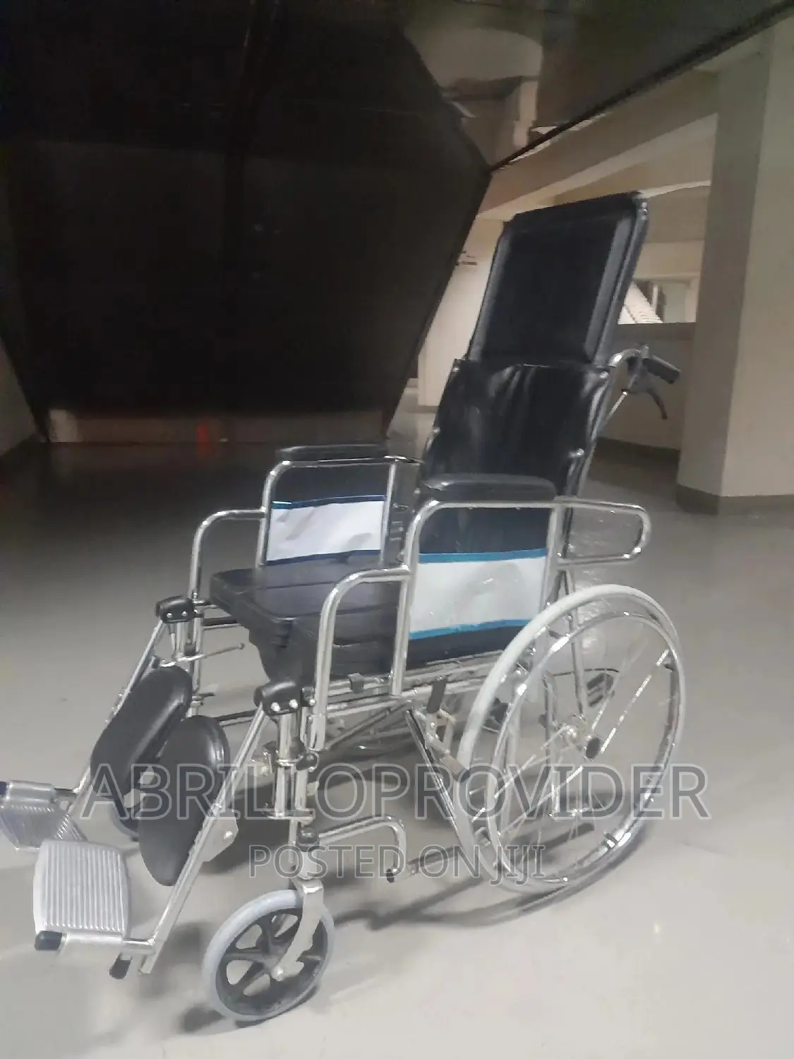 በመጠኑ ያገለገሉ የ Almunium Wheelchair ከ ፖፖ ጋር