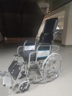 በመጠኑ ያገለገሉ የ Almunium Wheelchair ከ ፖፖ ጋር