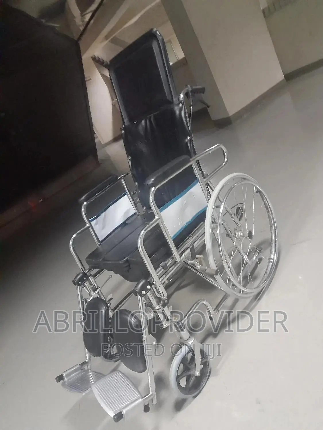 በመጠኑ ያገለገሉ የ Almunium Wheelchair ከ ፖፖ ጋር