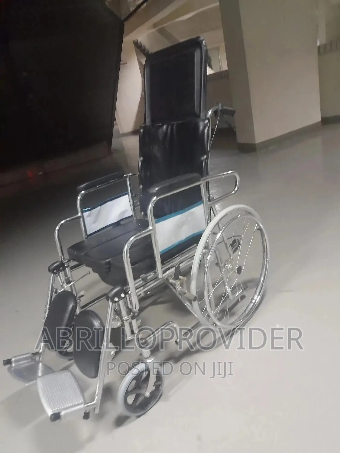 በመጠኑ ያገለገሉ የ Almunium Wheelchair ከ ፖፖ ጋር