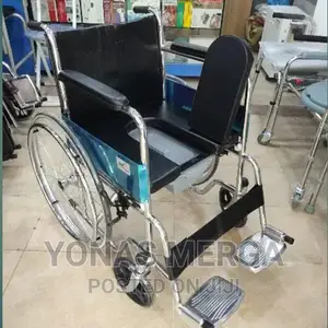 The Commode Pot in the Wheelchair Is Round Bucket Shape