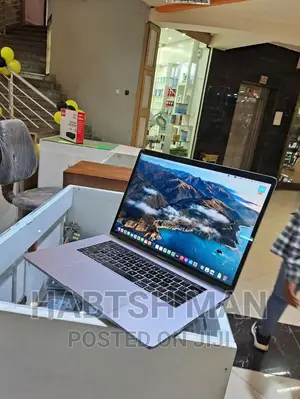 New Laptop Apple MacBook Pro 2017 16GB Intel Core I7 SSD 512GB