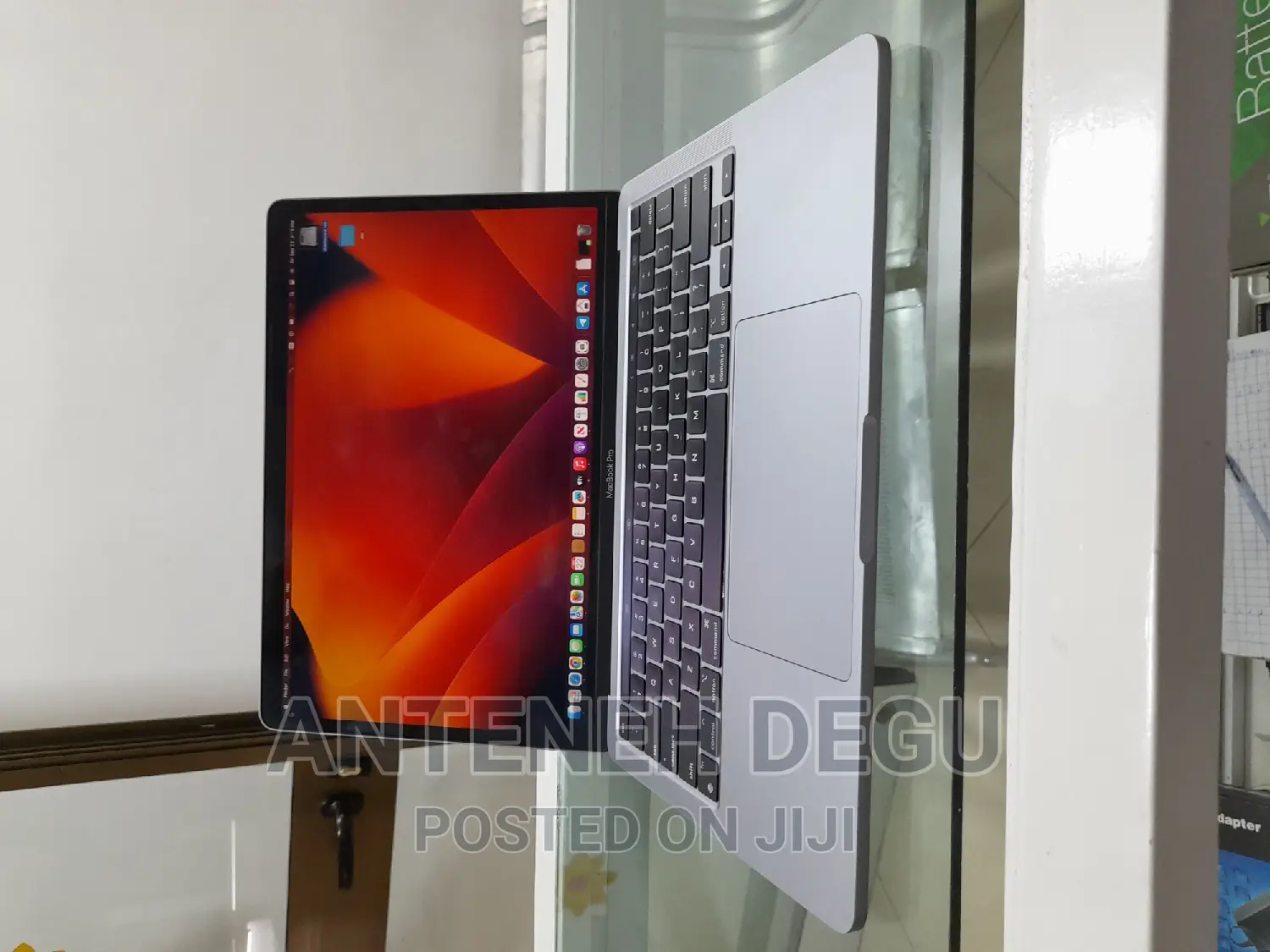 New Laptop Apple MacBook Pro 2020 M1 8GB Apple M1 Pro SSD 256GB