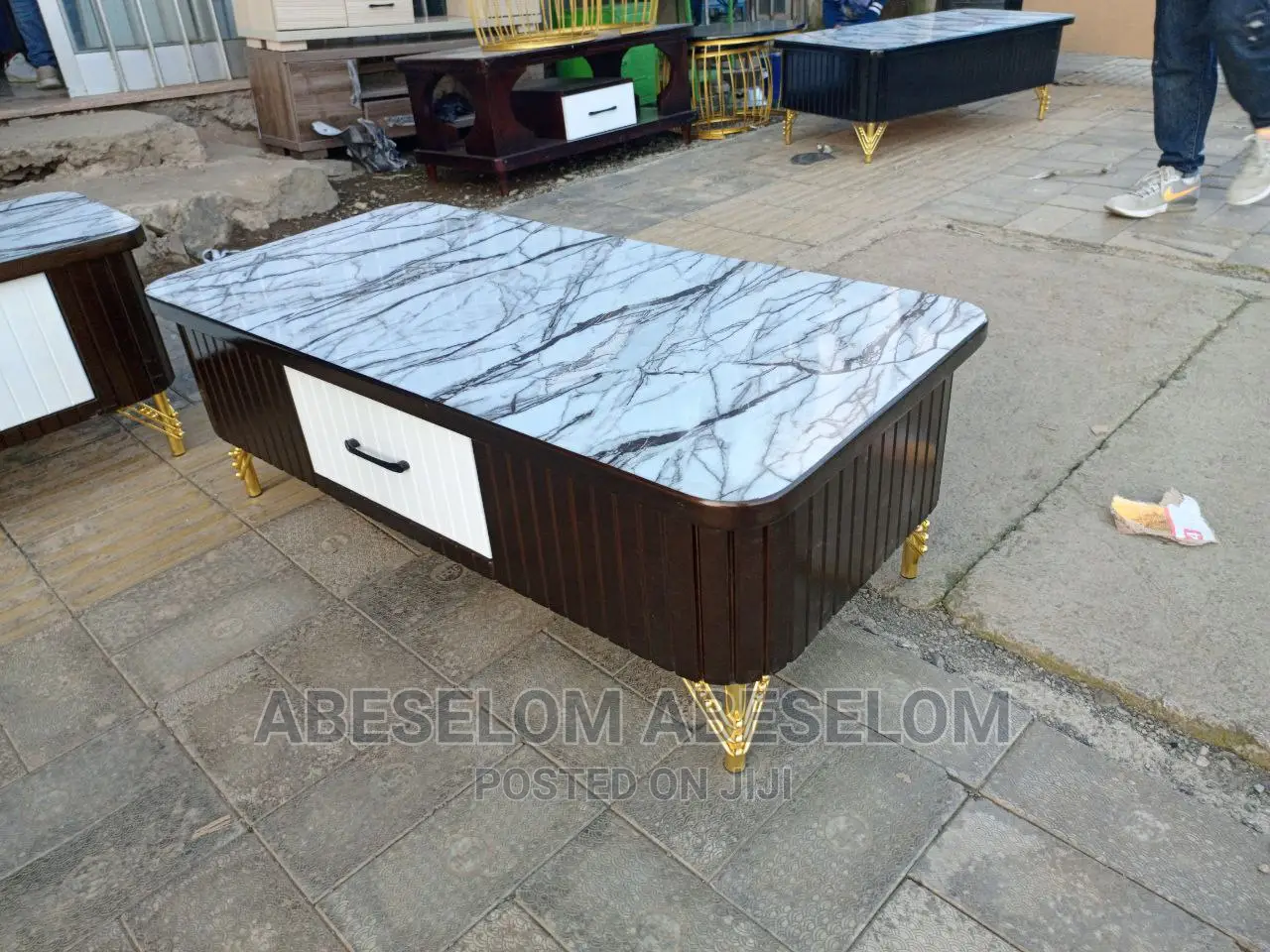 ቲቪ እስታንድ እና የሶፋ ቴብል