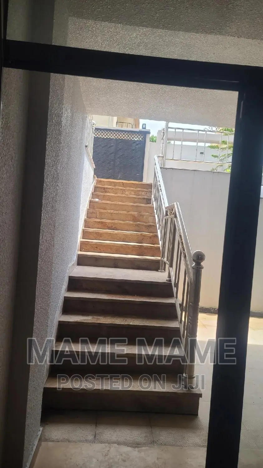 7bdrm House in Addis Abeba, Bole for sale