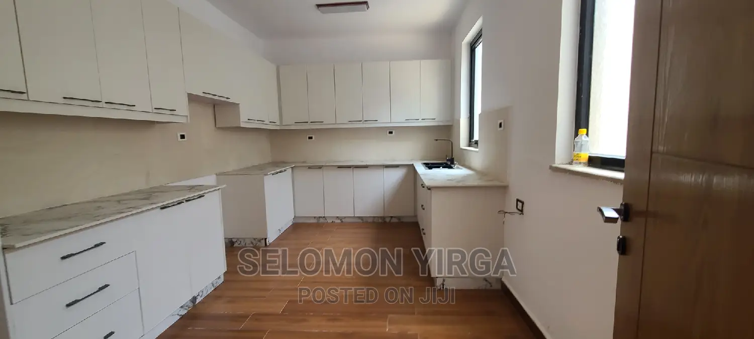 9bdrm House in አድስ አበባ, Bole for sale