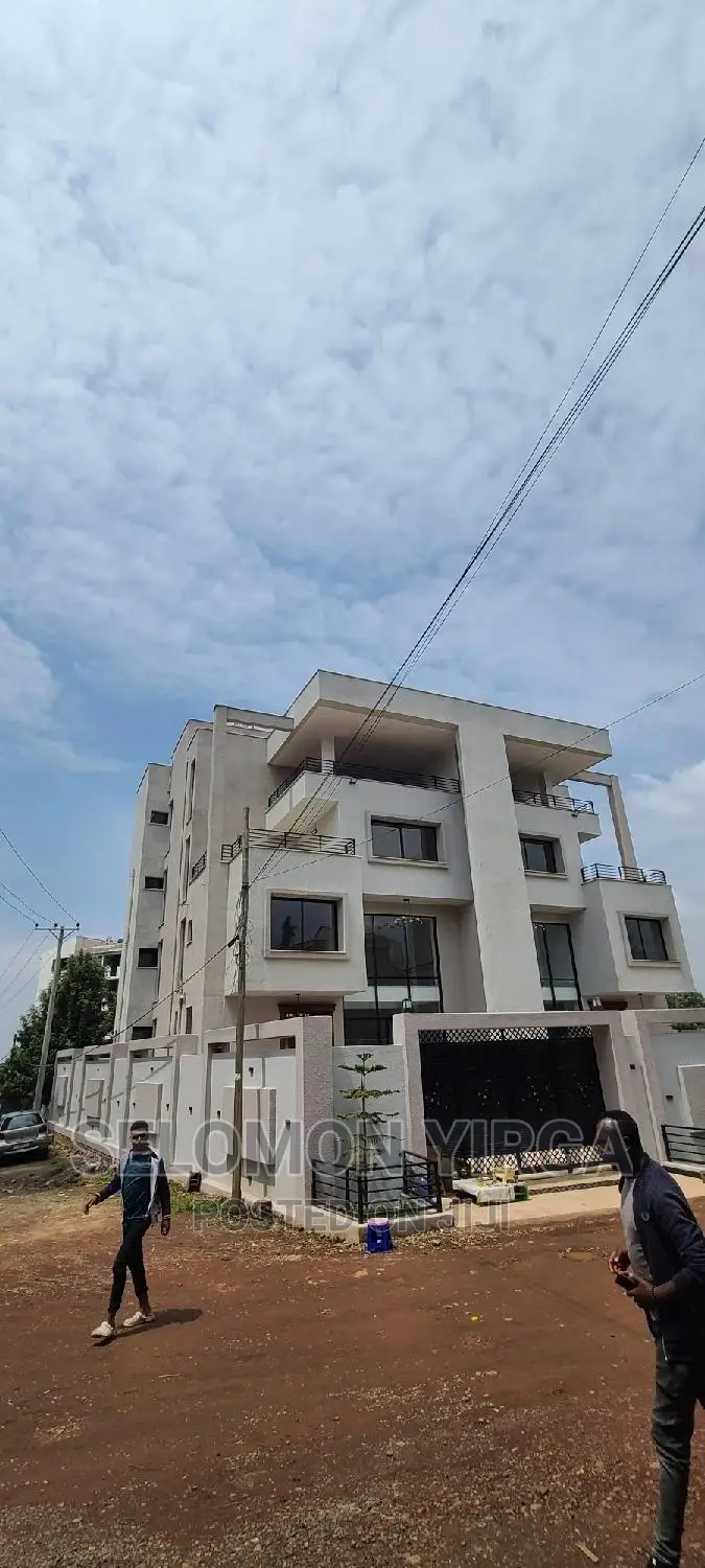 9bdrm House in አድስ አበባ, Bole for sale