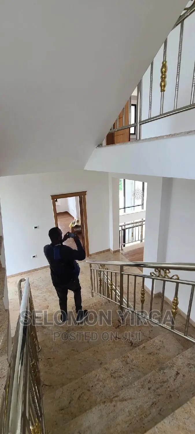 9bdrm House in አድስ አበባ, Bole for sale