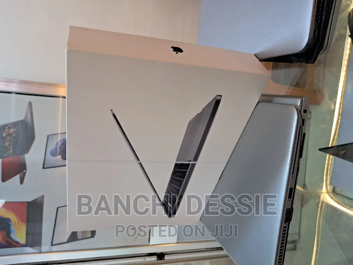 New Laptop Apple MacBook 2018 8GB Intel Core I5 SSD 256GB