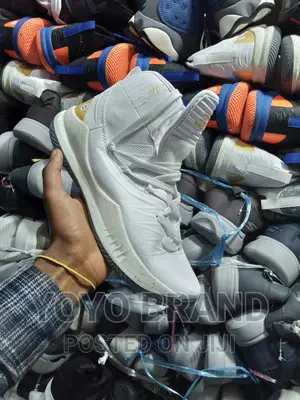 Under Armour Curry's 5