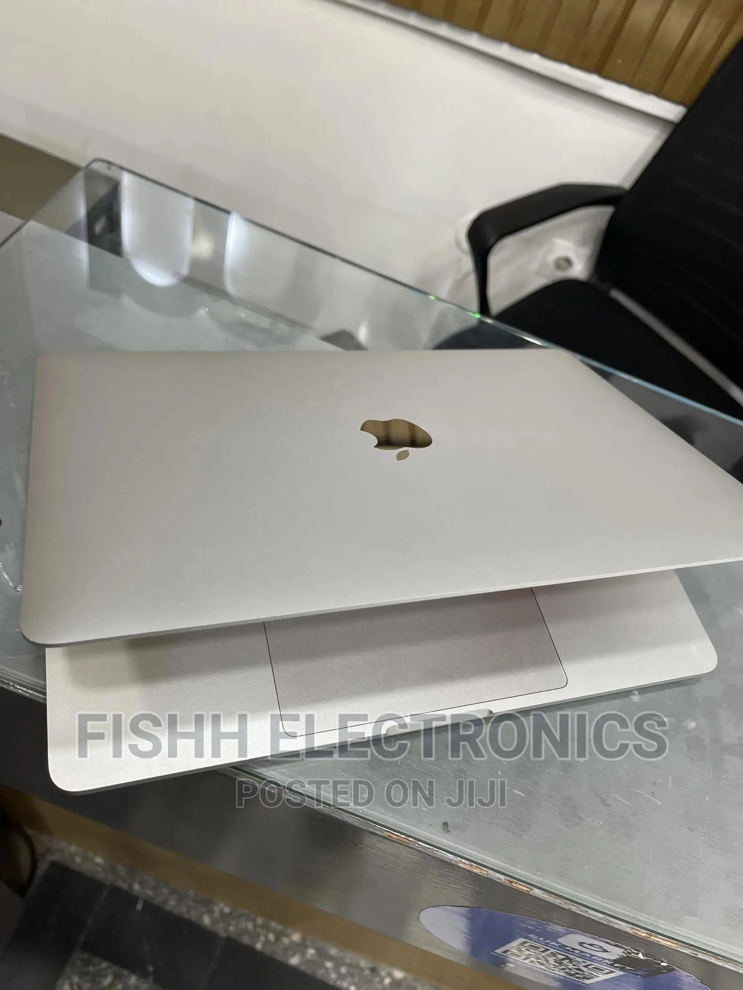 New Laptop Apple MacBook Pro 2022 M2 8GB Apple M2 SSD 256GB