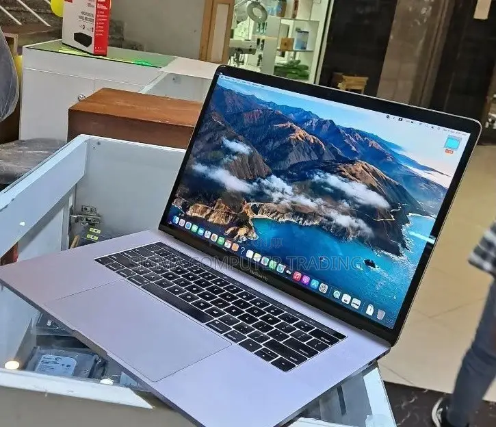 New Laptop Apple MacBook Pro 2017 16GB Intel Core I7 SSD 512GB