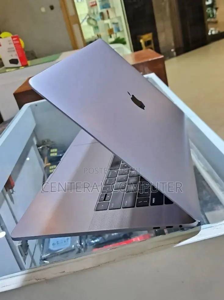 New Laptop Apple MacBook Pro 2017 16GB Intel Core I7 SSD 512GB