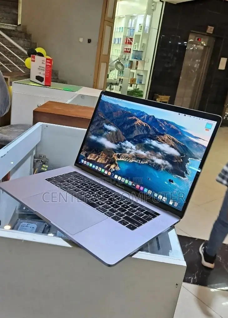 New Laptop Apple MacBook Pro 2017 16GB Intel Core I7 SSD 512GB