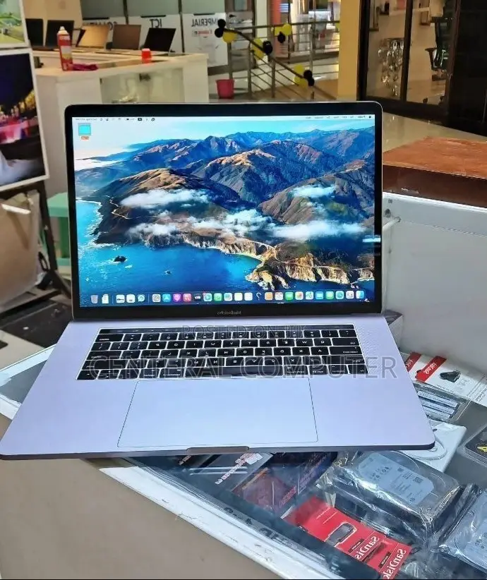 New Laptop Apple MacBook Pro 2017 16GB Intel Core I7 SSD 512GB