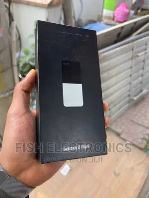 Photo - New Samsung Galaxy Z Flip5 256 GB Gray