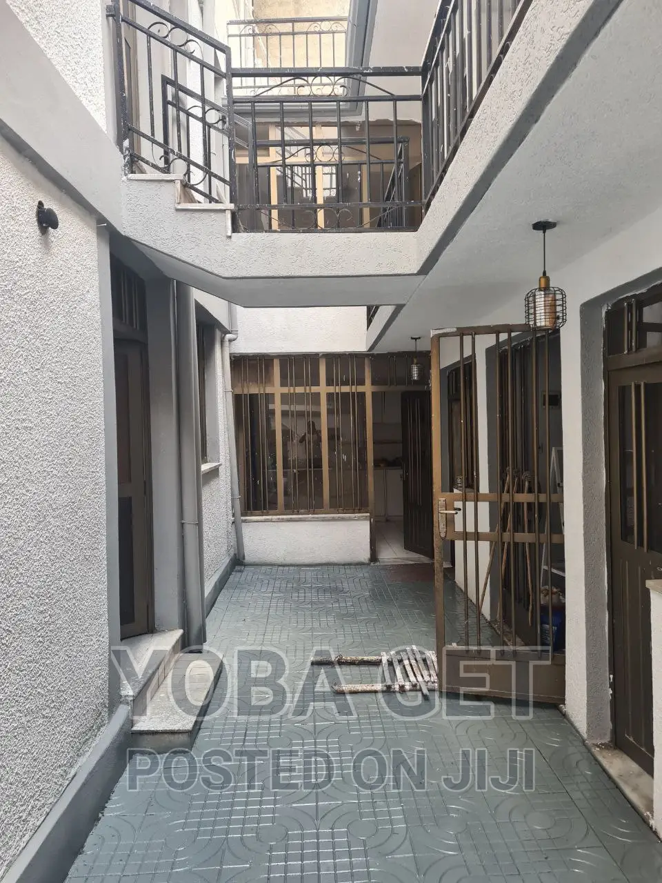Furnished 9bdrm House in አስቸካይ የሚሸጥ ቤት, Bole for sale