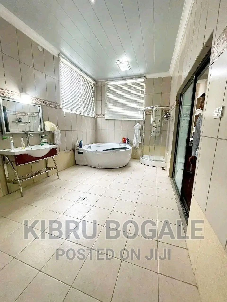 9bdrm House in Cmc, Bole for sale