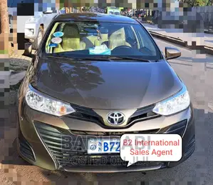 Photo - Toyota Yaris 2020 Gray