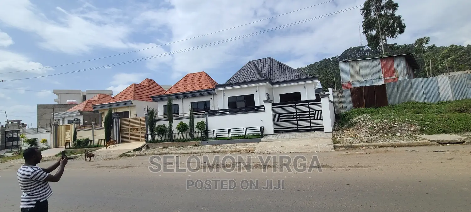 3bdrm Villa in አድስ አበባ, Bole for sale
