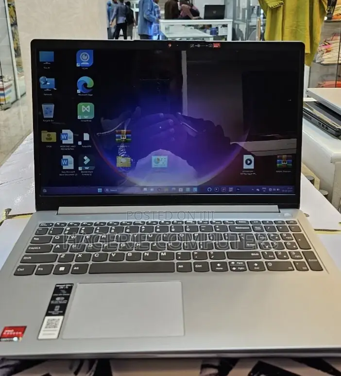 New Laptop Lenovo 8GB AMD Ryzen 5 SSD 512GB